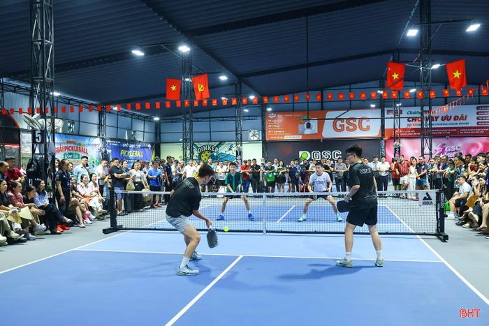 Giải Pickleball toàn tỉnh năm 2026 thu hút 360 VĐV đến từ 64 cơ quan, đơn vị, địa phương tham gia tranh tài ở 6 nội dung gồm: đôi nam lãnh đạo; đôi nam nhóm từ 40 tuổi trở xuống; đôi nam nhóm từ 41 tuổi trở lên; đôi nữ nhóm từ 35 tuổi trở xuống; đôi nữ nhóm từ 36 tuổi trở lên; đôi nam nữ.