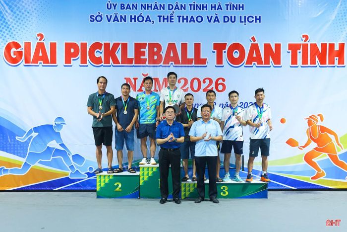 Nội dung đôi nam từ 41 tuổi trở lên, HCV thuộc về 2 VĐV Nguyễn Huy Hoà - Nguyễn Việt Dũng (Công an tỉnh); HCB thuộc về 2 VĐV Nguyễn Xuân Đức - Lê Xuân Quý (xã Sơn Tiến); HCĐ thuộc về 2 cặp VĐV Nguyễn Vũ Báu - Phạm Khắc Huy (xã Tiên Điền) và Phan Hoài Nam - Nguyễn Quang Quyết (xã Hương Sơn).