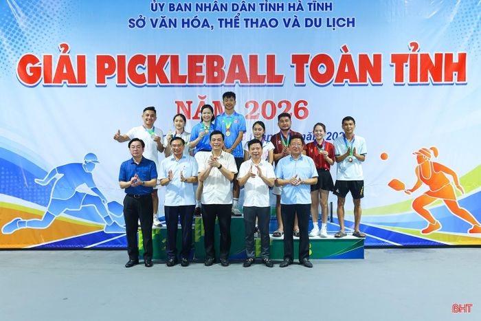 Nội dung đôi nam nữ, HCV thuộc về 2 VĐV Hồ Hoàng Đạt - Mai Thị Lệ Quyên (phường Thành Sen); HCB thuộc về 2 VĐV Trịnh Ngọc Hiệp - Lê Mai Anh (xã Cẩm Xuyên); HCĐ thuộc về 2 cặp VĐV Bùi Quang Trường - Phan Thu Trang (xã Hương Sơn) và Trần Viết Thanh - Nguyễn Ngọc Nhi (xã Tiên Điền).
