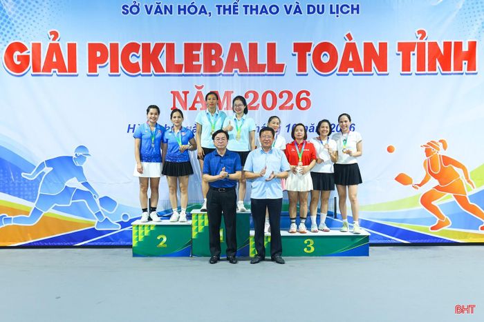 Nội dung đôi nữ từ 36 tuổi trở lên, HCV thuộc về 2 VĐV Trương Thị Yến - Nguyễn Thị Hà (Sở GD&ĐT); HCB thuộc về 2 VĐV Cù Thị Tuyết - Đinh Thị Lam (phường Thành Sen); HCĐ thuộc về 2 cặp VĐV Hoàng Thị Như Quỳnh - Phạm Thị Thanh Loan (xã Hương Khê) và Nguyễn Thị Kim Thương - Trần Thị Thu Thuỷ (phường Bắc Hồng Lĩnh).