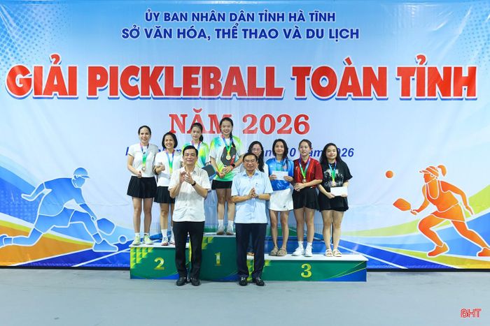 Nội dung đôi nữ từ 35 tuổi trở xuống, HCV thuộc về 2 VĐV Nguyễn Diệp Hà - Hoàng Linh Đan (xã Nghi Xuân); HCB thuộc về 2 VĐV Trần Quỳnh Trang - Đỗ Nguyễn Diệu Linh (xã Hương Đô); HCĐ thuộc về 2 cặp VĐV Trần Thị Khánh Huyền - Phan Thị Trang (xã Sơn Kim 2) và Phan Thị Hằng - Ngô Hà Linh (phường Thành Sen).