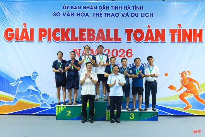 Tại lễ bế mạc, Ban Tổ chức đã trao huy chương cho các VĐV đạt giải. Trong ảnh: Đồng chí Nguyễn Thành Đồng - Ủy viên BTV Tỉnh uỷ, Chủ tịch Ủy ban MTTQ tỉnh trao huy chương nội dung đôi nam lãnh đạo. HCV thuộc về 2 VĐV Từ Tuấn Phương - Nguyễn Đình Tình (xã Thiên Cầm); HCB thuộc về 2 VĐV Trần Bá Toàn - Phạm Danh Hiệp (phường Hải Ninh); HCĐ thuộc về 2 cặp VĐV Nguyễn Văn Nhân - Ngô Đức Quy (BQL Dự án ĐTXD và Hạ tầng khu vực tỉnh Hà Tĩnh) và Lê Bá Đức - Nguyễn Xuân Tài (UBKTTU).