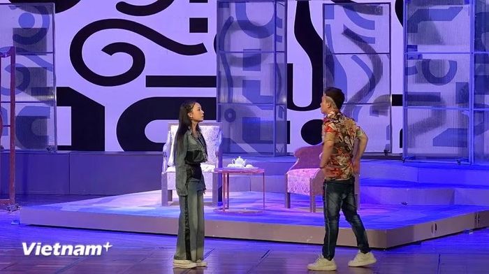 Vở kịch "Ai là cha tôi" do NSƯT Lê Thiện Tùng làm đạo diễn, tham gia Liên hoan Sân khấu Hà Nội mở rộng năm 2026. (Ảnh: Hồng Hải/Vietnam+)