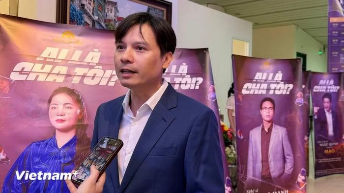 NSƯT Lê Thiện Tùng chia sẻ về sức hút của nghệ thuật sân khấu trong đời sống đương đại. (Ảnh: Hồng Hải/Vietnam+)