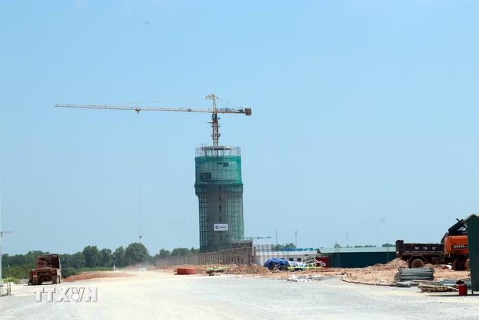 Các đơn vị đẩy nhanh tiến độ thi công tại Dự án cảng hàng không Quảng Trị. (Ảnh: Tường Vi/TTXVN)