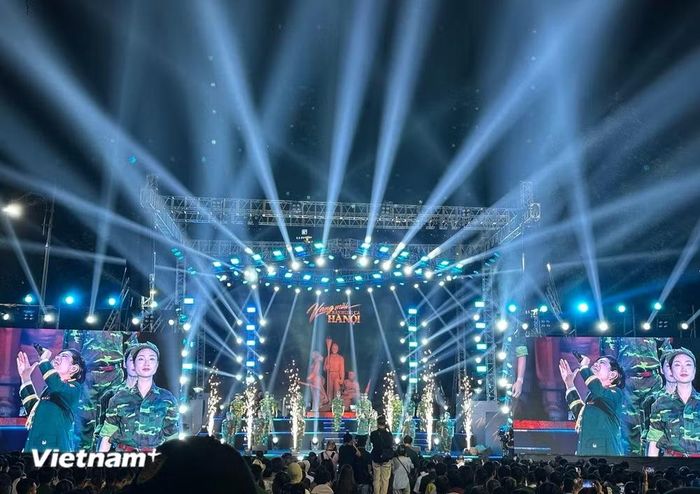 Chương trình “80 năm - Vang mãi bản hùng ca Hà Nội,” diễn ra tối 10/10 tại Vườn hoa Đền Bà Kiệu. (Ảnh: Hồng Ngọc/Vietnam+)