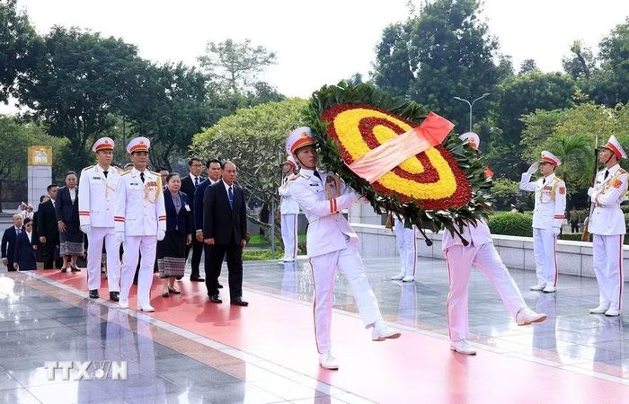 Đồng chí Vilay Lakhamphong, Ủy viên Bộ Chính trị, Thường trực Ban Bí thư Trung ương Đảng Nhân dân Cách mạng Lào cùng đoàn đại biểu đặt vòng hoa tưởng niệm các Anh hùng liệt sỹ. (Ảnh: Tuấn Anh/TTXVN)