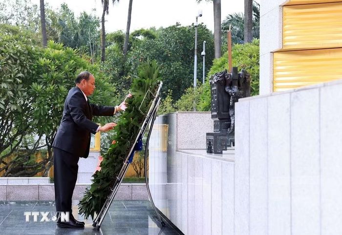 Đồng chí Vilay Lakhamphong, Ủy viên Bộ Chính trị, Thường trực Ban Bí thư Trung ương Đảng Nhân dân Cách mạng Lào đặt vòng hoa tưởng niệm các Anh hùng liệt sỹ. (Ảnh: Tuấn Anh/TTXVN)