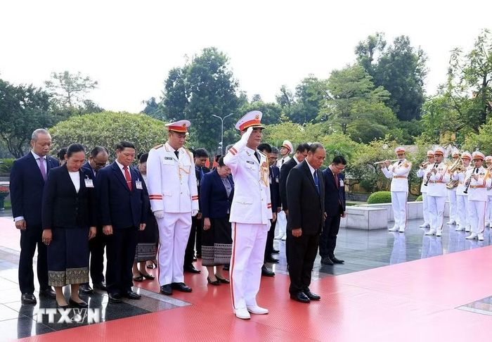 Đồng chí Vilay Lakhamphong, Ủy viên Bộ Chính trị, Thường trực Ban Bí thư Trung ương Đảng Nhân dân Cách mạng Lào tưởng niệm các Anh hùng liệt sỹ. (Ảnh: Tuấn Anh/TTXVN)