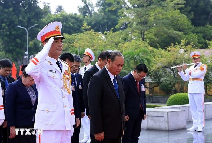 Đồng chí Vilay Lakhamphong, Ủy viên Bộ Chính trị, Thường trực Ban Bí thư Trung ương Đảng Nhân dân Cách mạng Lào tưởng niệm các Anh hùng liệt sỹ. (Ảnh: Tuấn Anh/TTXVN)