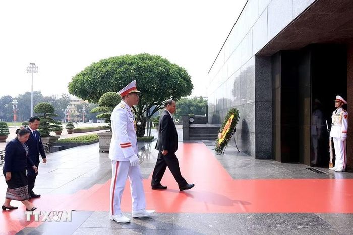 Đồng chí Vilay Lakhamphong, Ủy viên Bộ Chính trị, Thường trực Ban Bí thư Trung ương Đảng Nhân dân Cách mạng Lào cùng đoàn đại biểu đến đặt vòng hoa, vào Lăng viếng Chủ tịch Hồ Chí Minh. (Ảnh: Tuấn Anh/TTXVN)