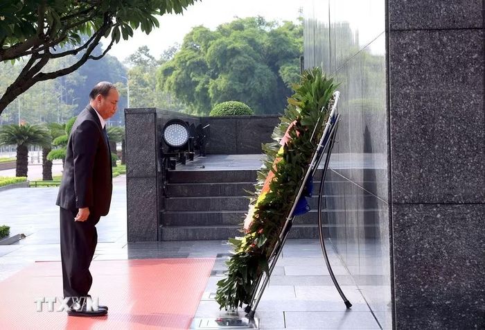 Đồng chí Vilay Lakhamphong, Ủy viên Bộ Chính trị, Thường trực Ban Bí thư Trung ương Đảng Nhân dân Cách mạng Lào đặt vòng hoa, vào Lăng viếng Chủ tịch Hồ Chí Minh. (Ảnh: Tuấn Anh/TTXVN)