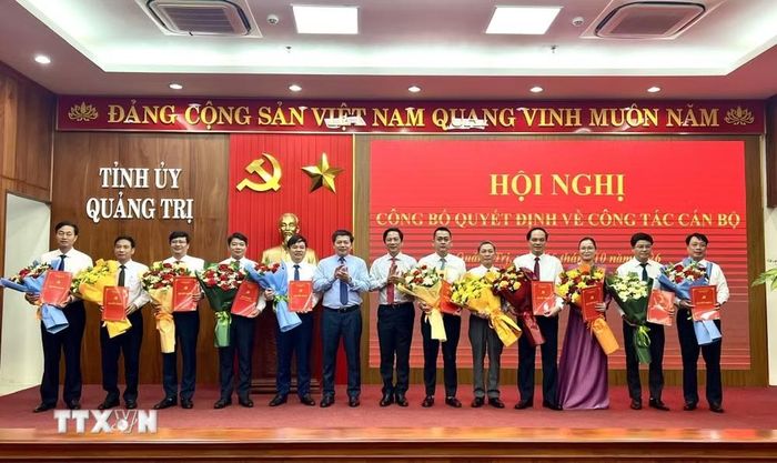Phó Bí thư Thường trực Tỉnh ủy Quảng Trị Trần Vũ Khiêm trao quyết định về công tác cán bộ. (Ảnh: Nguyên Linh/TTXVN)