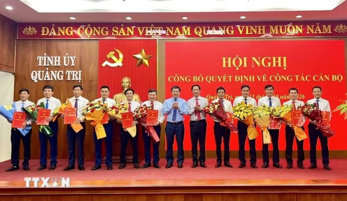 Phó Bí thư Thường trực Tỉnh ủy Quảng Trị Trần Vũ Khiêm trao quyết định về công tác cán bộ. (Ảnh: Nguyên Linh/TTXVN)