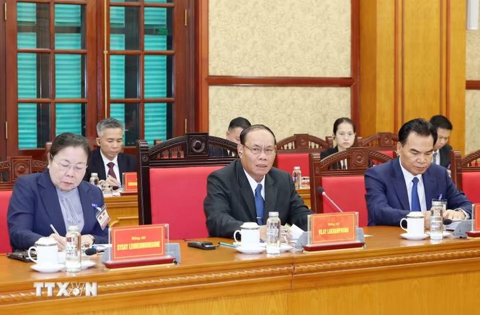 Đồng chí Vilay Lakhamphong, Ủy viên Bộ Chính trị, Thường trực Ban Bí thư Trung ương Đảng Nhân dân Cách mạng Lào phát biểu tại hội đàm. (Ảnh: Phương Hoa/TTXVN)