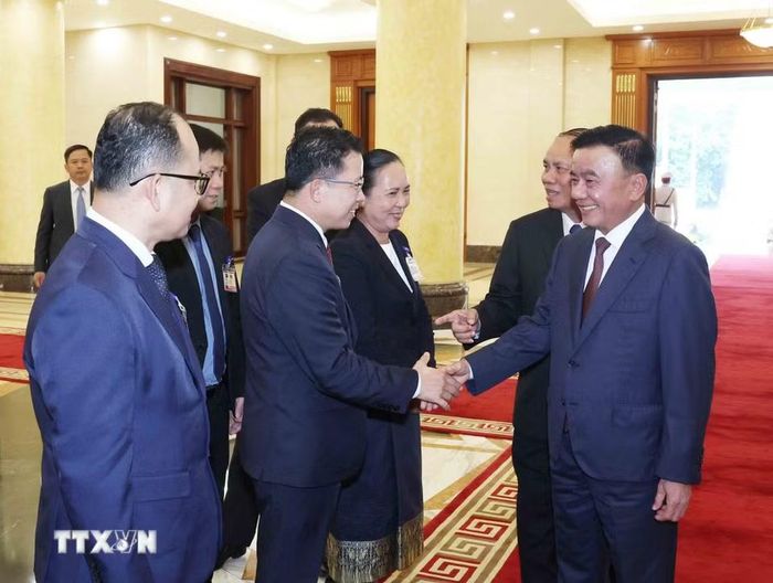 Thường trực Ban Bí thư Trần Cẩm Tú cùng các đồng chí đoàn đại biểu cấp cao Đảng Nhân dân Cách mạng Lào. (Ảnh: Phương Hoa/TTXVN)