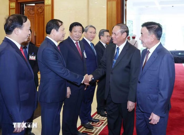 Đồng chí Trần Cẩm Tú, Ủy viên Bộ Chính trị, Thường trực Ban Bí thư và đồng chí Vilay Lakhamphong, Ủy viên Bộ Chính trị, Thường trực Ban Bí thư Lào với các đại biểu cấp cao Đảng Cộng sản Việt Nam. (Ảnh: Phương Hoa/TTXVN)