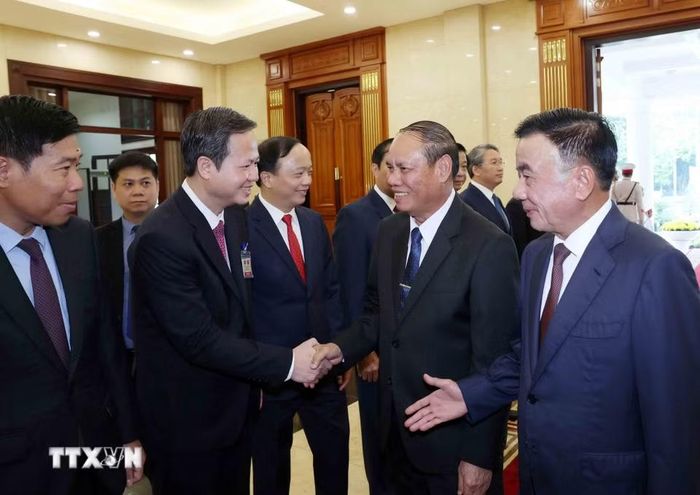Đồng chí Trần Cẩm Tú, Ủy viên Bộ Chính trị, Thường trực Ban Bí thư và đồng chí Vilay Lakhamphong, Ủy viên Bộ Chính trị, Thường trực Ban Bí thư Lào với các đại biểu cấp cao Đảng Cộng sản Việt Nam. (Ảnh: Phương Hoa/TTXVN)