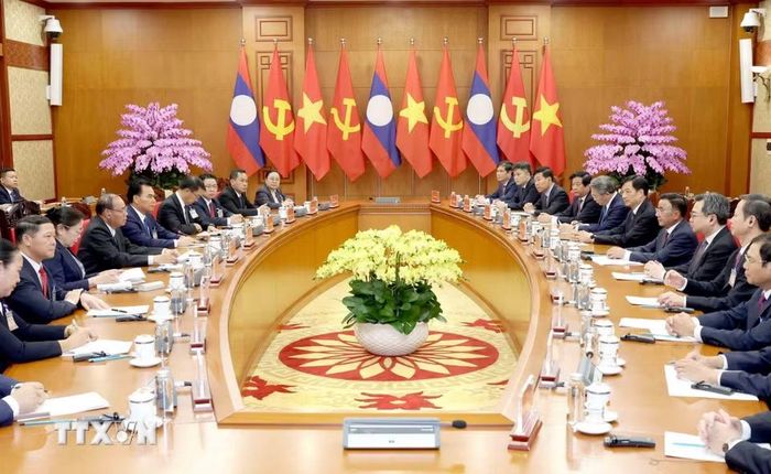 Đồng chí Trần Cẩm Tú, Ủy viên Bộ Chính trị, Thường trực Ban Bí thư hội đàm với đồng chí Vilay Lakhamphong, Ủy viên Bộ Chính trị, Thường trực Ban Bí thư Trung ương Đảng Nhân dân Cách mạng Lào sang thăm chính thức Việt Nam. (Ảnh: Phương Hoa/TTXVN)