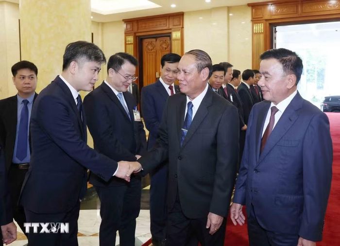 Đồng chí Trần Cẩm Tú, Ủy viên Bộ Chính trị, Thường trực Ban Bí thư và đồng chí Vilay Lakhamphong, Ủy viên Bộ Chính trị, Thường trực Ban Bí thư Lào với các đại biểu cấp cao Đảng Cộng sản Việt Nam. (Ảnh: Phương Hoa/TTXVN)