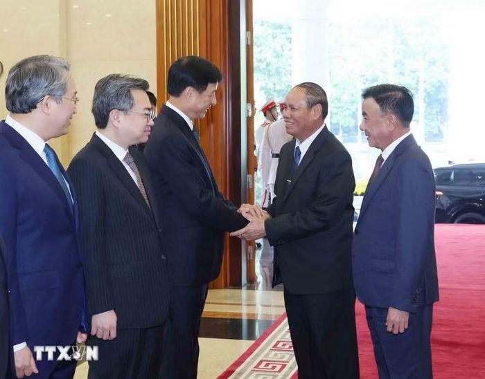 Đồng chí Trần Cẩm Tú, Ủy viên Bộ Chính trị, Thường trực Ban Bí thư và đồng chí Vilay Lakhamphong, Ủy viên Bộ Chính trị, Thường trực Ban Bí thư Lào với các đại biểu cấp cao Đảng Cộng sản Việt Nam. (Ảnh: Phương Hoa/TTXVN)