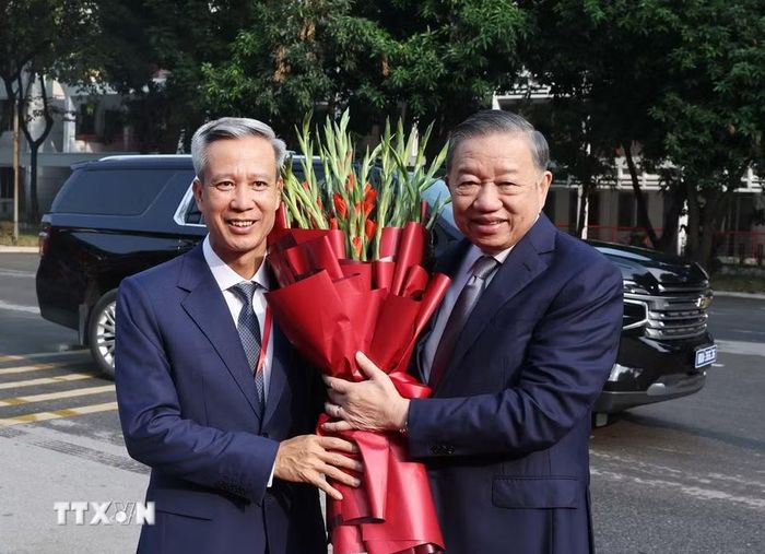Giám đốc Đại học Bách khoa Hà Nội chào đón Tổng Bí thư, Chủ tịch nước Tô Lâm lễ kỷ niệm. (Ảnh: Thống Nhất/TTXVN)