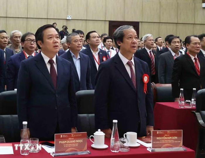 Các đại biểu thực hiện nghi thức chào cờ. (Ảnh: Thống Nhất/TTXVN)