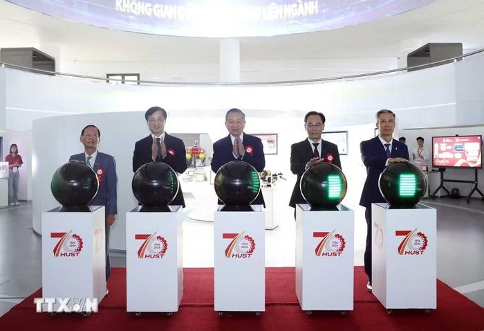 Tổng Bí thư, Chủ tịch nước Tô Lâm và các đại biểu thực hiện nghi thức khánh thành không gian đổi mới sáng tạo liên ngành. (Ảnh: Thống Nhất/TTXVN)
