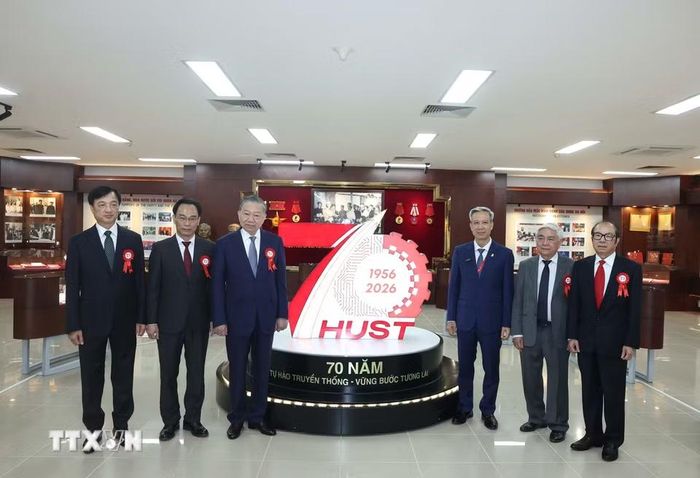 Tổng Bí thư, Chủ tịch nước Tô Lâm thăm phòng truyền thống Đại học Bách Khoa Hà Nội. (Ảnh: Thống Nhất/TTXVN)