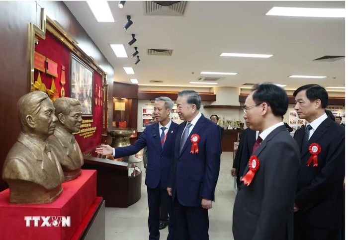Tổng Bí thư, Chủ tịch nước Tô Lâm thăm phòng truyền thống Đại học Bách Khoa Hà Nội. (Ảnh: Thống Nhất/TTXVN)