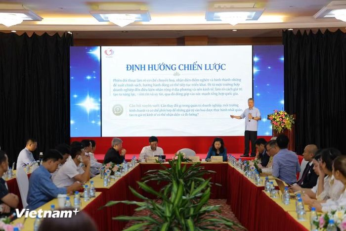 Ông Hồ Anh Tuấn, Ban Tổ chức 248, Chủ tịch Hiệp hội Phát triển Văn hoá Doanh nghiệp Việt Nam, nguyên Thứ trưởng Bộ Văn hóa, Thể thao và Du lịch trình bày nội dung của Diễn đàn. (Ảnh: PV/Vietnam+)