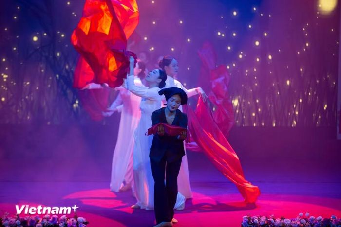 Một số tiết mục biểu diễn nghệ thuật về đề tài người lính, cách mạng tại lễ phát động. (Ảnh: Trịnh Ngọc/Vietnam+)
