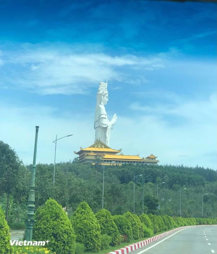 Tượng Phật Quan Âm cao 125m, cao nhất Việt Nam khi vượt qua các bức tượng ở núi Bà Đen (Tây Ninh) cao 72m và ở chùa Linh Ẩn (Lâm Đồng) cao 71m. (Ảnh: Hồng Hạnh/Vietnam+)