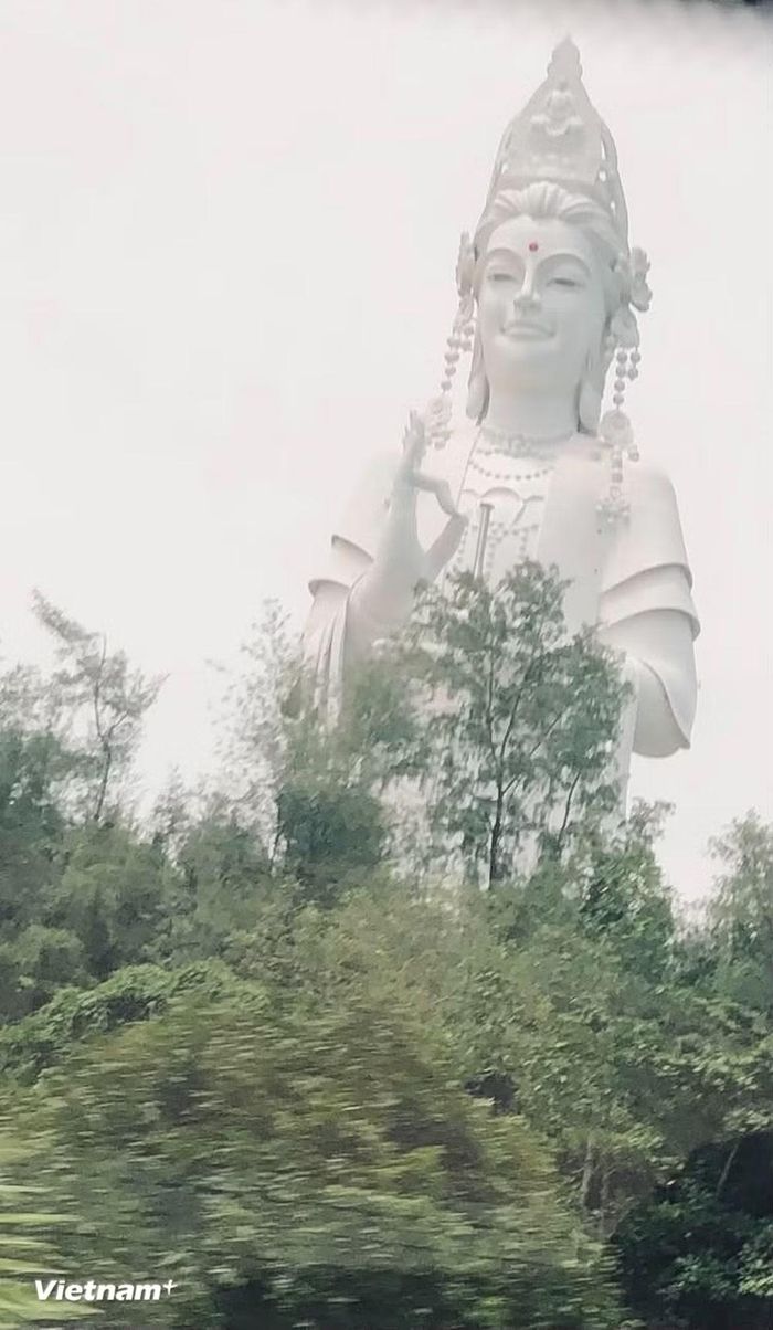 Với dáng đứng uy nghi giữa núi trời, gương mặt hiền hòa và ánh mắt hướng xuống nhân gian, tượng Phật Quan Âm mang ý nghĩa biểu trưng cho lòng từ bi, sự che chở và tinh thần hướng thiện. (Ảnh: Hồng Hạnh/Vietnam+)