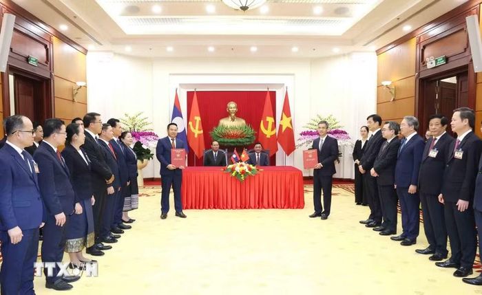 Lễ trao văn kiện hợp tác về Đề án chuyển đổi số giữa Văn phòng Trung ương Đảng và Văn phòng Trung ương Đảng Lào. (Ảnh: Phương Hoa/TTXVN)