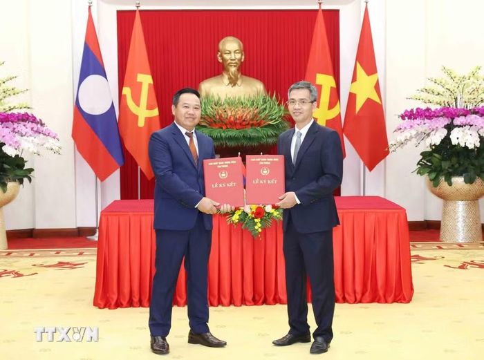 Lễ trao văn kiện hợp tác về Đề án chuyển đổi số giữa Văn phòng Trung ương Đảng và Văn phòng Trung ương Đảng Lào. (Ảnh: Phương Hoa/TTXVN)