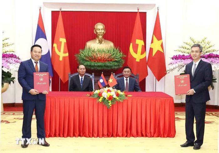 Lễ trao văn kiện hợp tác về Đề án chuyển đổi số giữa Văn phòng Trung ương Đảng và Văn phòng Trung ương Đảng Lào. (Ảnh: Phương Hoa/TTXVN)