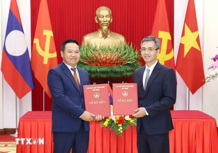 Lễ trao văn kiện hợp tác về Đề án chuyển đổi số giữa Văn phòng Trung ương Đảng và Văn phòng Trung ương Đảng Lào. (Ảnh: Phương Hoa/TTXVN)