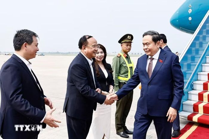 Phó Chủ nhiệm Văn phòng Quốc hội Lê Thu Hà; Phó Chủ nhiệm Văn phòng Quốc hội, Trợ lý Chủ tịch Quốc hội Nguyễn Tiến Khoa; Phó Chủ nhiệm Ủy ban Quốc phòng, An ninh và Đối ngoại Trần Đức Thuận đón Chủ tịch Quốc hội Trần Thanh Mẫn tại sân bay Quốc tế Nội Bài, Hà Nội. (Ảnh: Doãn Tấn/TTXVN)