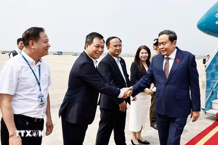 Phó Chủ nhiệm Văn phòng Quốc hội Lê Thu Hà; Phó Chủ nhiệm Văn phòng Quốc hội, Trợ lý Chủ tịch Quốc hội Nguyễn Tiến Khoa; Phó Chủ nhiệm Ủy ban Quốc phòng, An ninh và Đối ngoại Trần Đức Thuận đón Chủ tịch Quốc hội Trần Thanh Mẫn tại sân bay Quốc tế Nội Bài, Hà Nội. (Ảnh: Doãn Tấn/TTXVN)