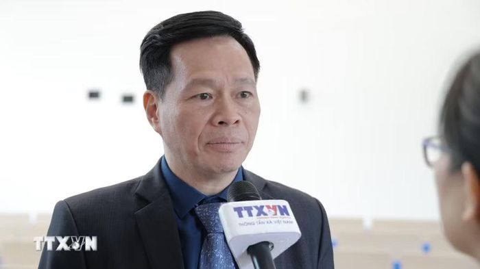 Thiếu tướng, Giáo sư Nguyễn Thế Hoàng trả lời phỏng vấn phóng viên TTXVN tại Đức. (Ảnh: Thu Hằng/TTXVN)