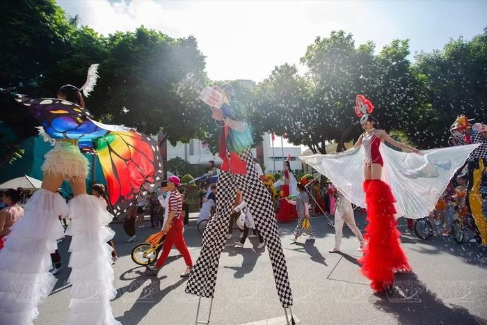 Màn trình diễn Carnaval đường phố được dàn dựng công phu và hoành tráng tại mùa lễ hội năm 2023. (Ảnh: TTXVN)