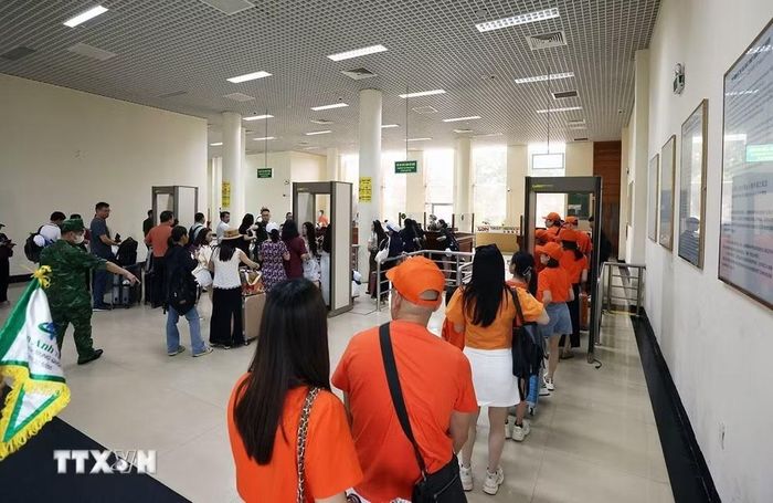 Hành khách làm thủ tục nhập cảnh ở cửa khẩu Bắc Luân 1 (cửa khẩu Quốc tế Móng Cái). (Ảnh: Vũ Sinh/TTXVN)