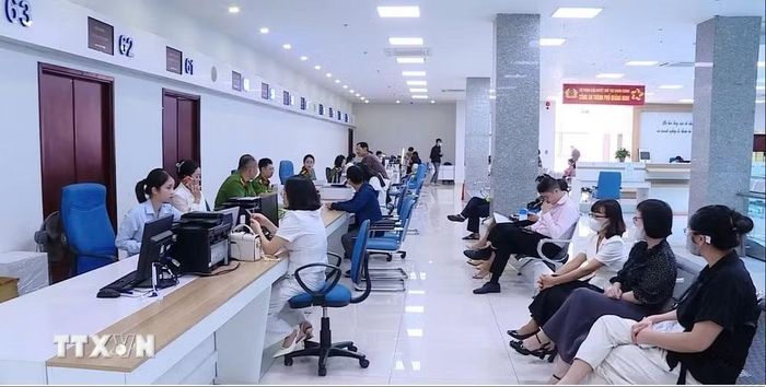 Trung tâm Phục vụ hành chính công thành phố Quảng Ninh cùng nhân dân thực hiện các thủ tục hành chính trên môi trường điện tử. (Ảnh: TTXVN phát)