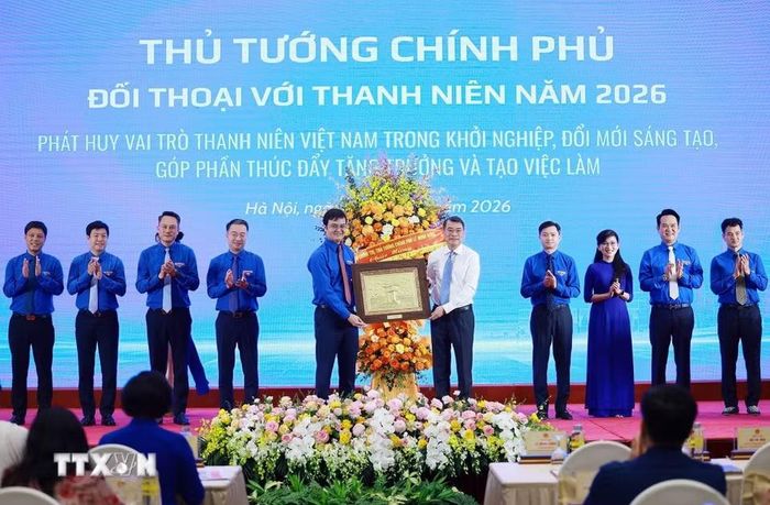 Thủ tướng Lê Minh Hưng chúc mừng nhân kỷ niệm 70 năm Ngày truyền thống Hội Liên hiệp Thanh niên Việt Nam (15/10/1956-15/10/2026). (Ảnh: Dương Giang/TTXVN)