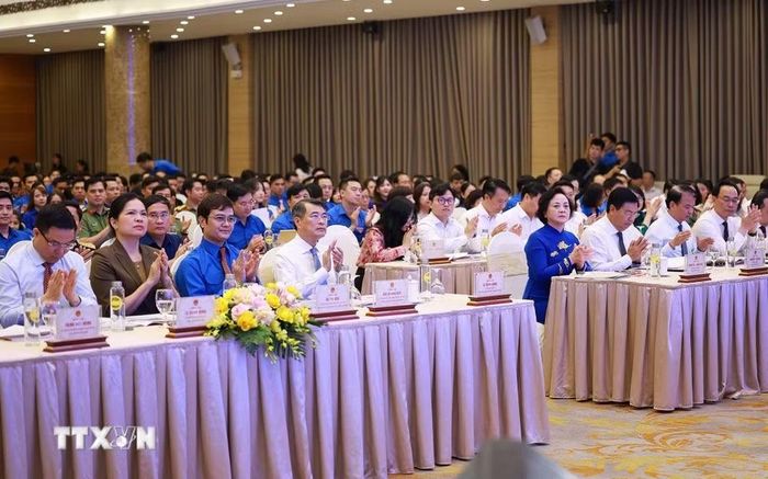 Thủ tướng Lê Minh Hưng và các đại biểu tham dự đối thoại với thanh niên năm 2026. (Ảnh: Dương Giang/ TTXVN) ​