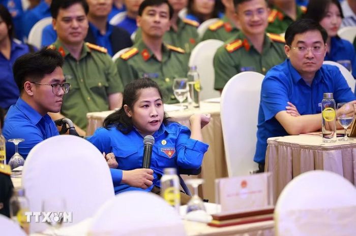 Đại diện thanh niên đặt câu hỏi đối thoại với Thủ tướng Chính phủ Lê Minh Hưng và lãnh đạo các bộ, ngành. (Ảnh: Dương Giang/TTXVN)