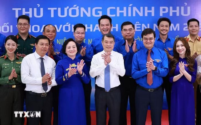 Thủ tướng Lê Minh Hưng và các đại biểu tham dự đối thoại với thanh niên năm 2026. (Ảnh: Dương Giang/ TTXVN)