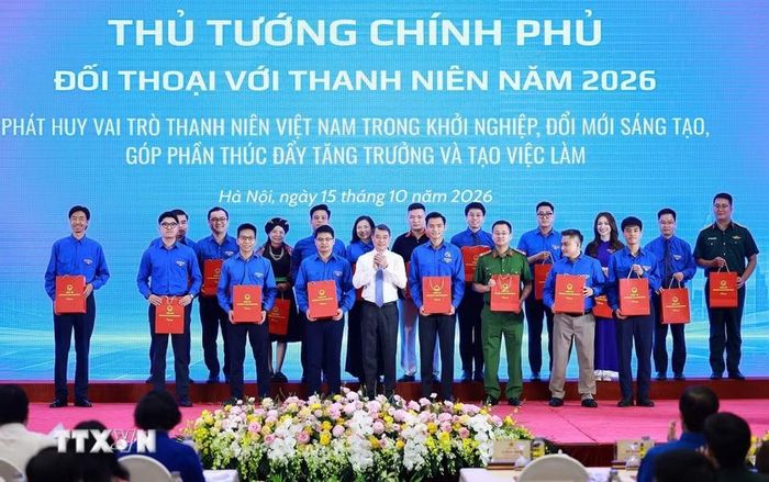 Thủ tướng Lê Minh Hưng tặng quà động viên các thanh niên tiêu biểu. (Ảnh: Dương Giang/TTXVN)