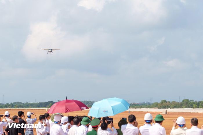 Máy bay Cessna 208 (Cục tác chiến, Bộ Quốc phòng) thực hiện 3 tuyến bay đánh giá phía trên Cảng Hàng không Quảng Trị ở các cao độ 600m và 300m, với tốc độ trung bình 220km/h kiểm tra an toàn tĩnh không tại Cảng hàng không Quảng Trị. (Ảnh: Thanh Phong/Vietnam+)